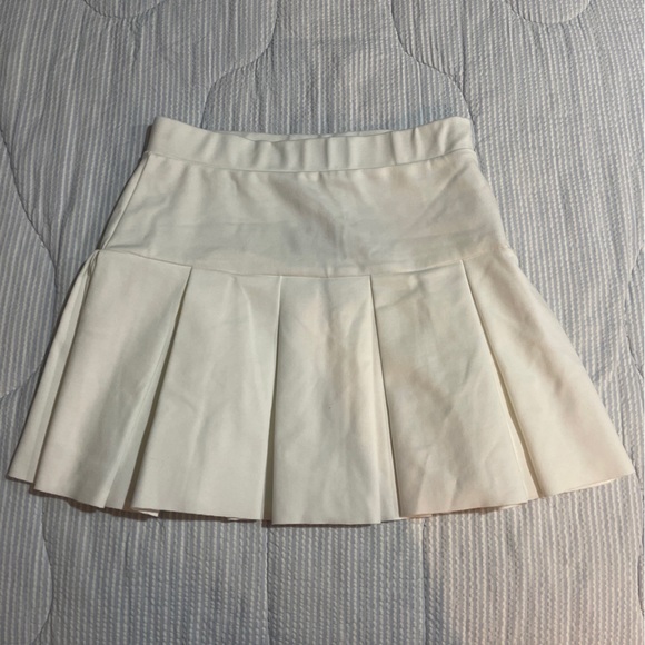 Lioness Dresses & Skirts - Lioness Women’s Rescue Me White Pleat mini skirt size small US 4